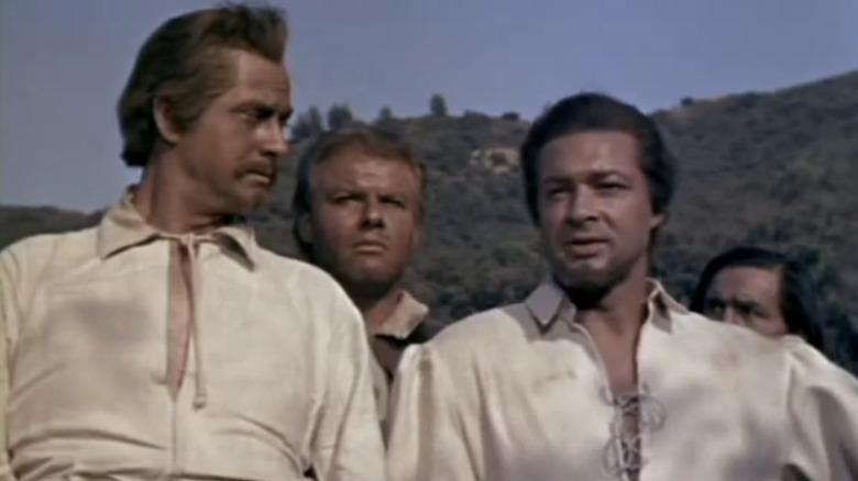 Căpitanul John Smith al lui Anthony Dexter este alături de vânzătorii săi, inclusiv Fleming al lui Alan Hale Jr în Căpitanul John Smith și Pocahontas