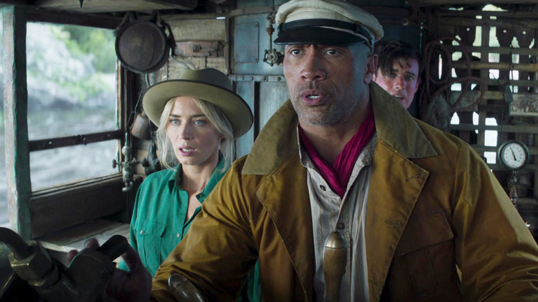 Emily Blunt în rolul Lily Houghton, Dwayne Johnson în rolul lui Frank Wolff și Jack Whitehall în rolul lui MacGregor Houghton arătând speriat pe vaporul lui Frank în Jungle Cruise