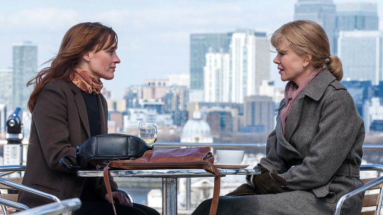 Anne-Marie Duff ca Claire stând la un restaurant cu Nicole Kidman ca Christine în Before I Got to Sleep