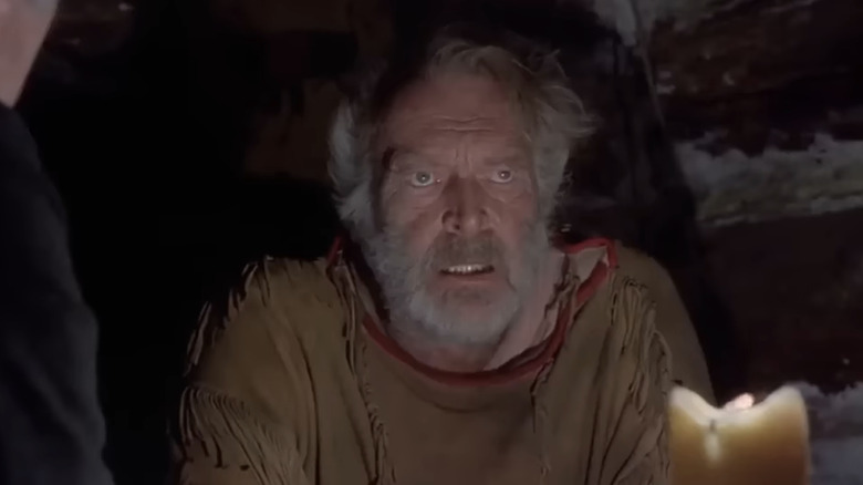 Guthrie a lui Leif Erickson stă la o masă luminată de lumina lumânărilor în Winterhawk