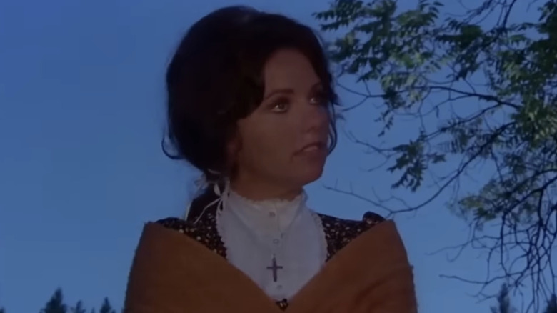 Clayanna lui Dawn Wells este văzută în picioare noaptea afară, în Winterhawk