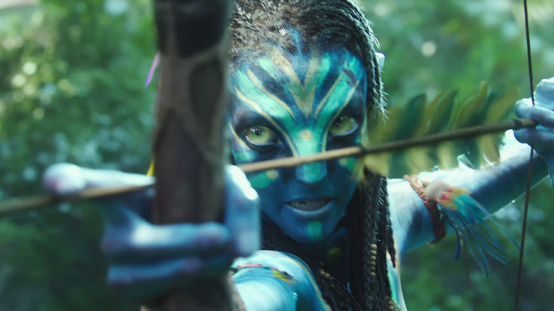 Neytiri trăgându-și înapoi arcul și săgeata în Avatar