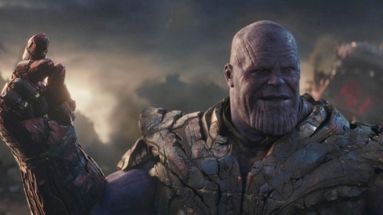 Thanos pocnind din degete cu mănușa în Avengers: Endgame