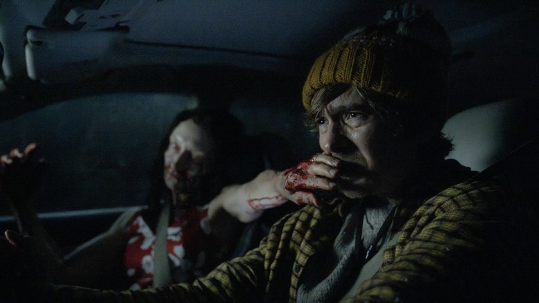 Un zombi care acoperă gura lui Bryan (Austin Abrams) în Resident Evil (2026)