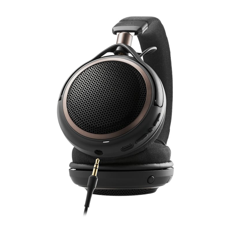 Noile căști fără fir cu spate deschis de la Audio-Technica au o durată de 75 de ore 2 Căștile cu spate deschis Audio-Technica ATH-AL5NC prezentate din lateral pe un suport