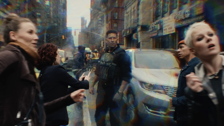 The Punisher stă pe stradă înconjurat de civili înghețați de puterile mutante ale lui Jean Grey în Spider-Man: Brand New Day