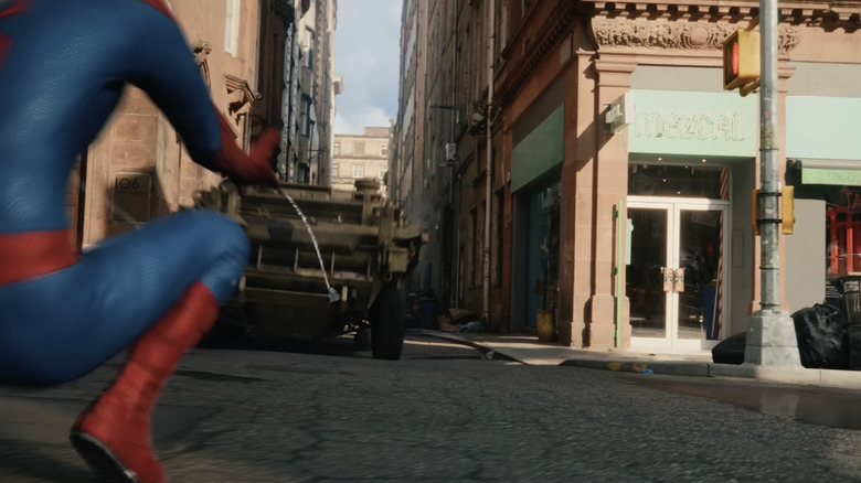 Spider-Man împușcă un tanc cu țesăturile sale în timp ce alergă pe o alee în Spider-Man: Brand New Day