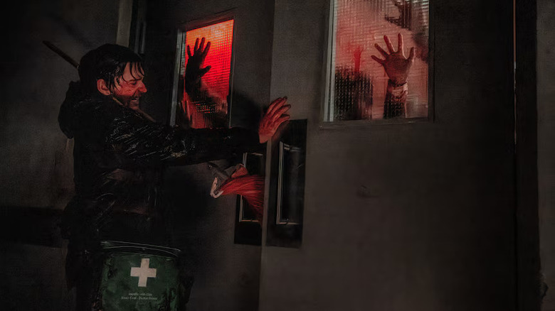 Resident Evil (2026) - Bryan ține ușa închisă pentru a bloca hoarda de zombi