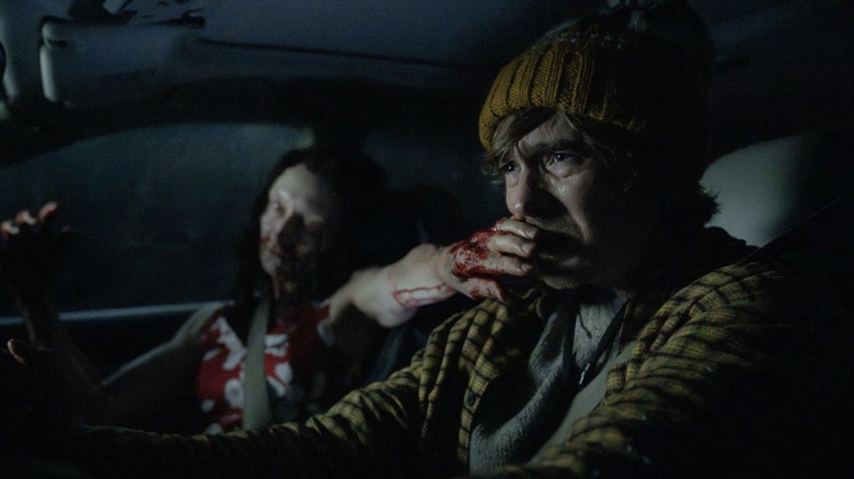 Austin Abrams ca Bryan cu un zombi care își acoperă gura în Resident Evil (2026)