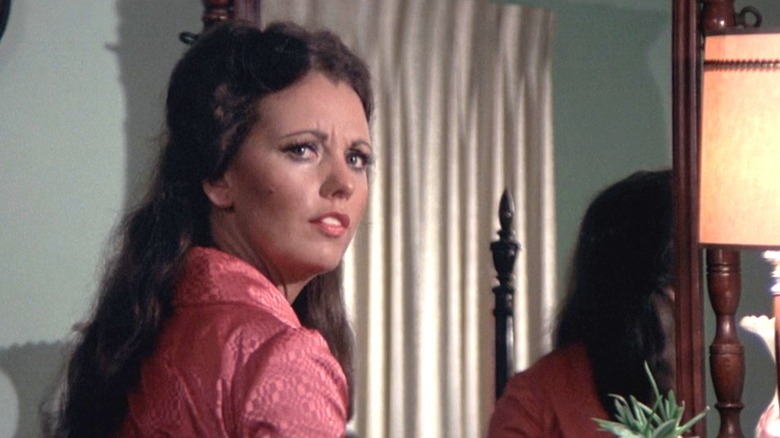 Helen Reed, de la Dawn Wells, arată confuză în timp ce stă la un dulap din casa ei din The Town that Dreaded Sundown