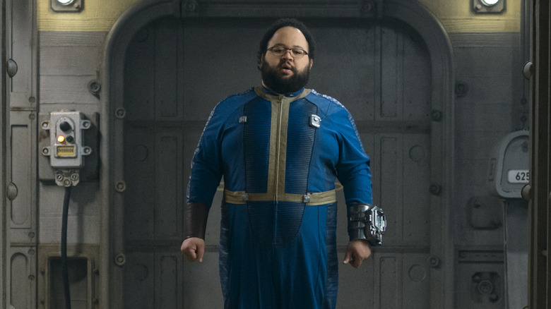 Zach Cherry ca Woody Thomas într-un buncăr din Fallout