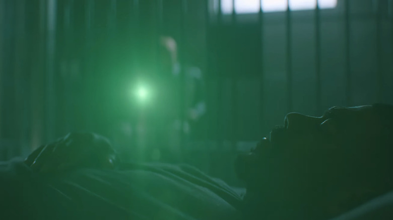 Guy Gardner, al lui Nathan Fillion, stă la lumina din inelul său pe John Stewart al lui Aaron Pierre, într-o închisoare din Lanterns.