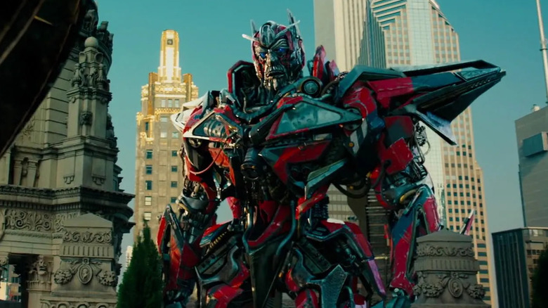 Sentinel Prime stând într-un oraș în Transformers: Dark of the Moon