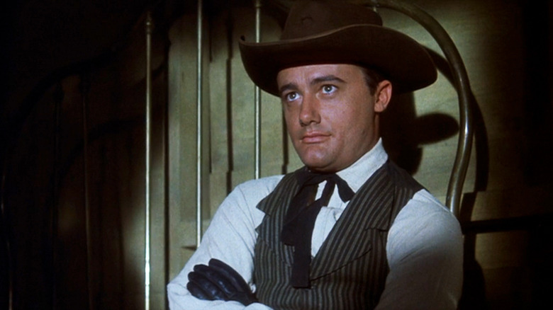 Lee al lui Robert Vaughn stă cu brațele încrucișate în The Magnificent Seven