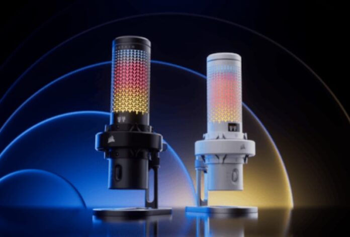 Corsair lansează VOXARA, un microfon USB de calitate studio Corsair VOXARA microphone with RGB lighting sitting on a desktop boom arm