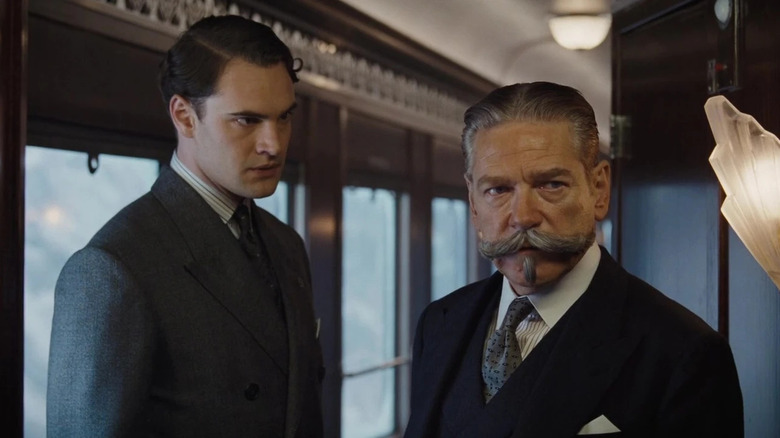 Bouc și Poirot într-un tren în Murder on the Orient Express