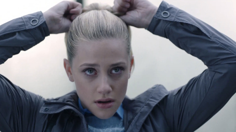 Betty Cooper de la Lili Reinhart își leagă coada de cal în Riverdale