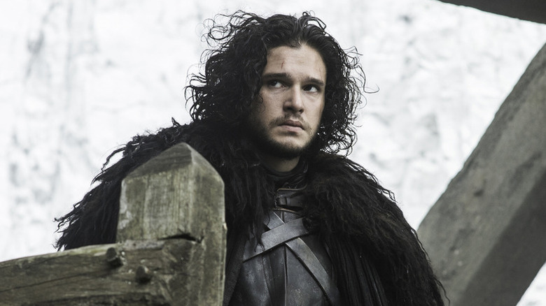 Jon Snow poartă o mantie cu blană în Game of Thrones
