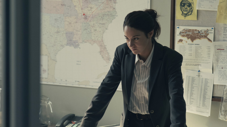 Agentul FBI Joanne Miller stă în fața hărților din Unabomber