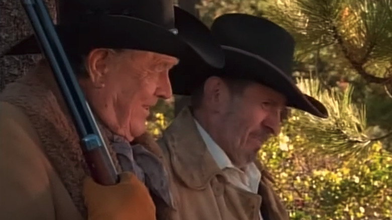 Bronc Evans al lui Ben Johnson stă alături de Frank James al lui Leonard Nimoy în Bonanza: Under Attack