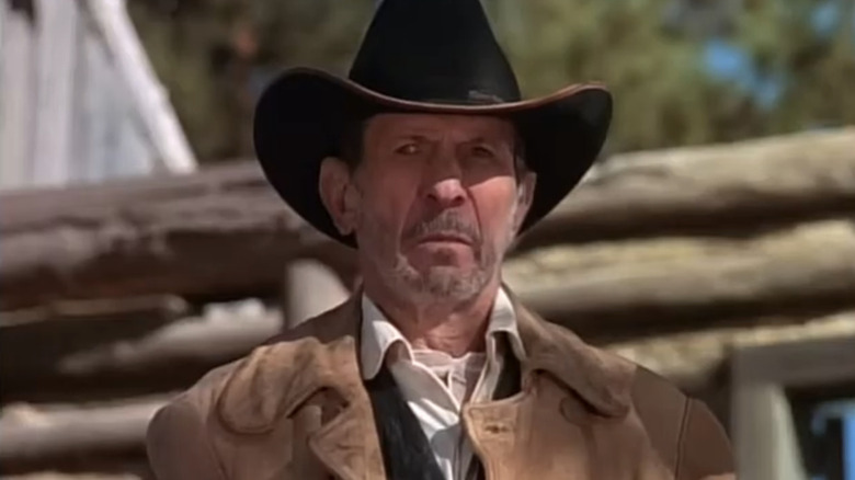 Frank James al lui Leonard Nimoy stă afară în Bonanza: Under Attack