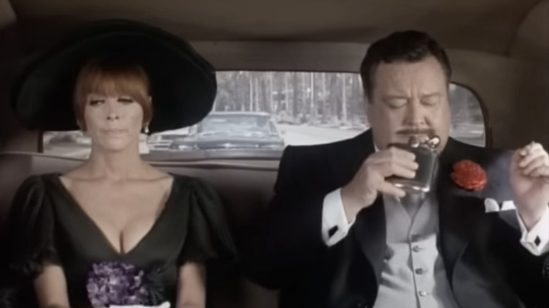 LaVerne Baker din Tina Louise este alături de Oliver Poe al lui Jackie Gleason în How to Commit Marriage