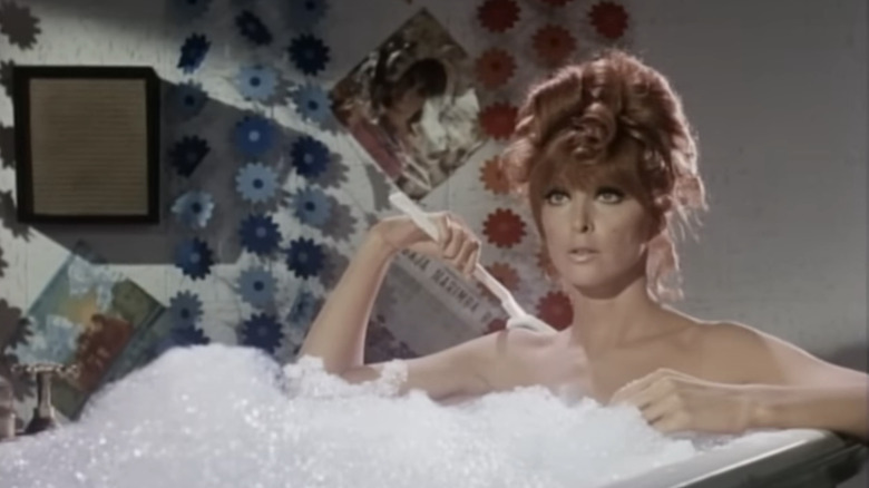 LaVerne Baker a lui Tina Louise stă într-o baie cu spumă în Cum să comiți căsătoria
