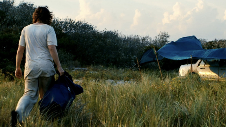Dwight Evans de la Macon Blair se îndreaptă spre o mașină în Blue Ruin