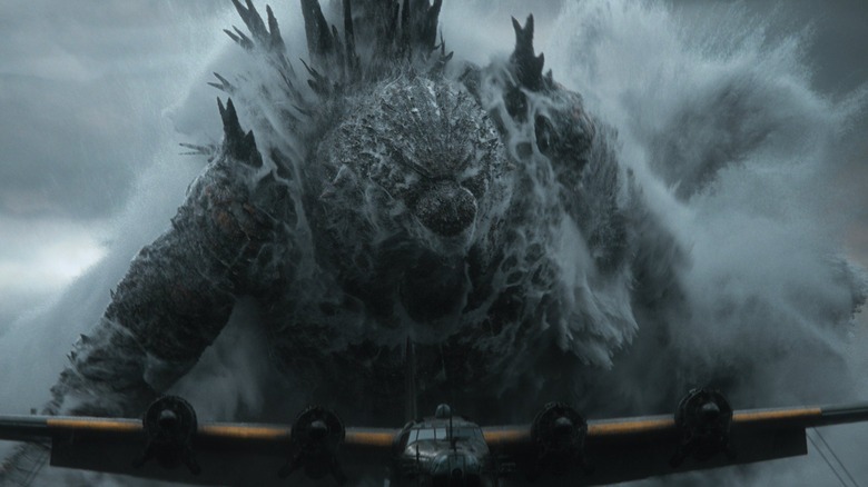 Godzilla ca Godzilla care iese din ocean în spatele unui avion în Godzilla Minus Zero