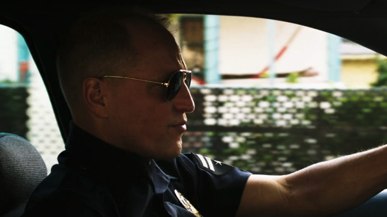 David Brown de la Woody Harrelson își conduce mașina de patrulare în Rampart