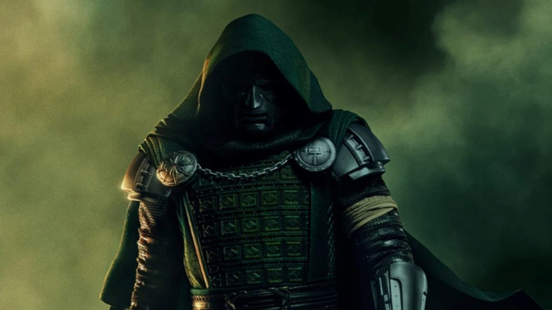 Doctorul Doom stând în fața unui fundal înnorat în Avengers: Doomsday