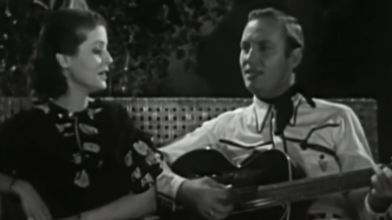 Mary Ann Lee și Gene Autry stând împreună în Oh, Susanna!