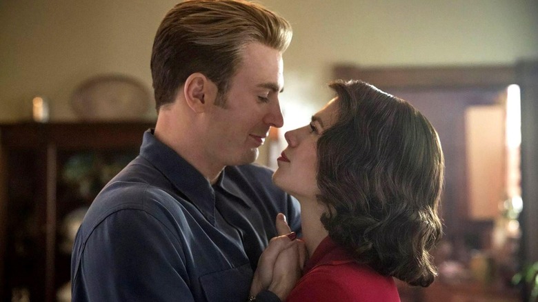 Chris Evans în rolul lui Steve Rogers, îmbrățișând-o pe Hayley Atwell în rolul lui Peggy Carter în timp ce dansează în casa lor în Avengers: Endgame