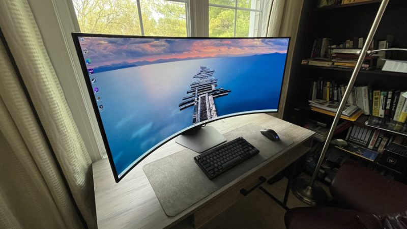 Ecranul laptopului afișează bloatware Windows 11 și pictograme pentru software-ul producătorului care aglomerează desktopul