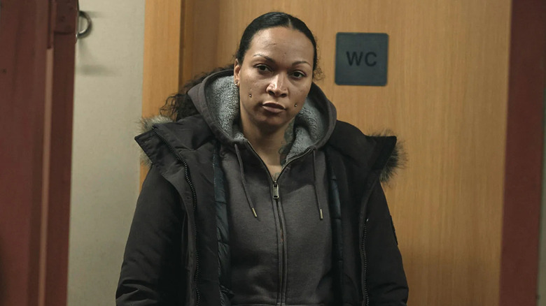 Kali Reis ca Evangeline Navarro purtând o jachetă de iarnă în True Detective: Night Country
