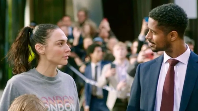 Gal Gadot în rolul Maiei Marten împărtășește un moment cu Alfred Enoch în rolul lui Ted în The Runner