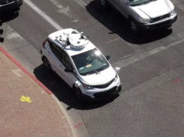 O mașină Waymo fără șofer a pătruns într-o piață de fermieri și nimeni nu a știut cum să o oprească


