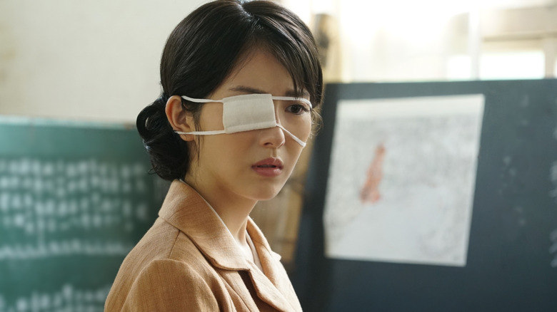 Minami Hamabe ca Noriko Ôishi purtând un bandaj peste un ochi în Godzilla Minus Zero