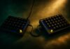 Tastatura Tiwaz Split adaugă joystick-uri pentru jocuri cu o singură mână Tiwaz split keyboard shown with dual thumb joysticks and hot-swap mechanical switches