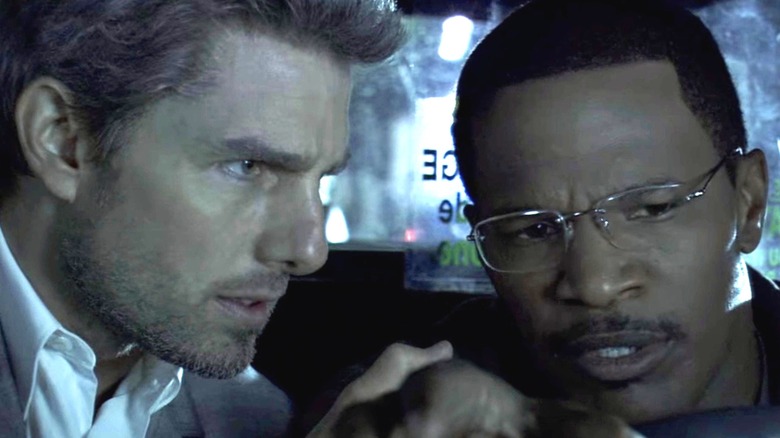 Tom Cruise în rolul lui Vincent îl amenință pe Jamie Foxx în rolul lui Max într-un taxi din Collateral