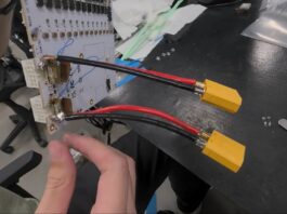YouTuberii „repară” topirea conectorului de alimentare RTX 5090 prin lipirea cablurilor direct la PCB


