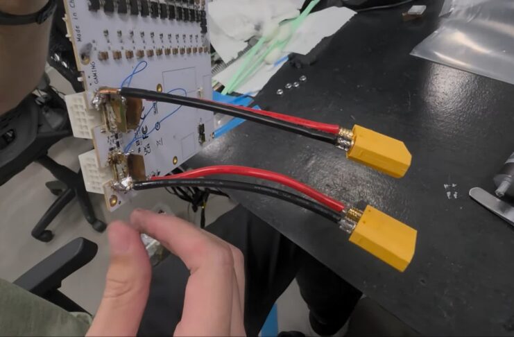 YouTuberii „repară” topirea conectorului de alimentare RTX 5090 prin lipirea cablurilor direct la PCB



