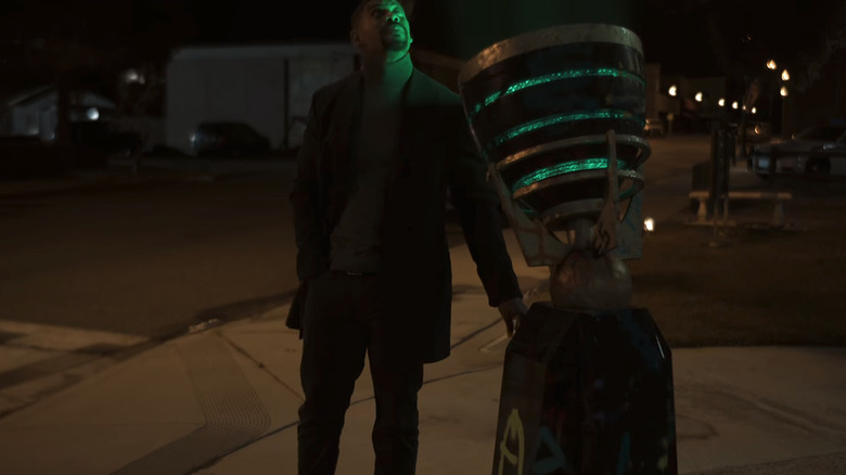 John Stewart al lui Aaron Pierre stă lângă un semnal de Lantern Verde în Lanterns