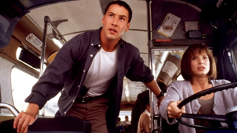 Jack Traven lângă Annie Porter, conducând un autobuz, în Speed