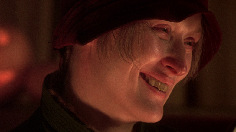 Meryl Streep rânjește într-o șapcă roșie ca Helen Archer în Ironweed