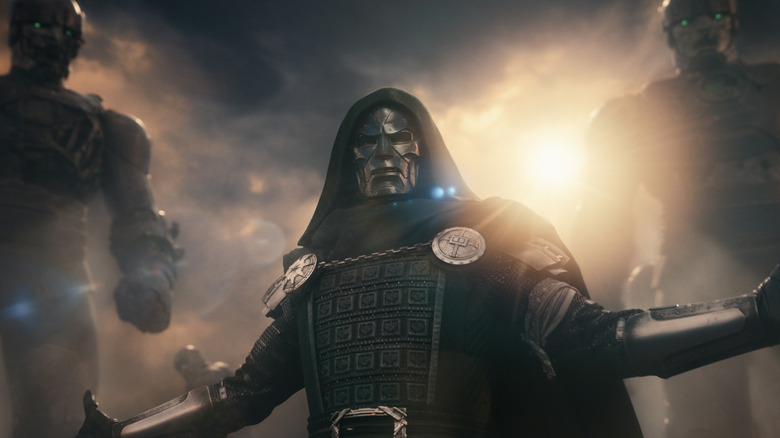 Robert Downey Jr. în rolul doctorului Doom cu Sentinels în spatele lui în Avengers: Doomsday
