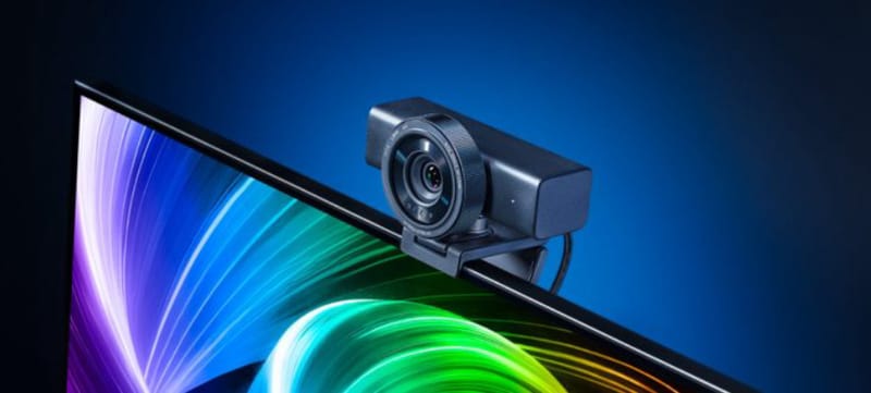 Camera web Razer Kiyo V2 Pro adaugă 4K 60FPS și Auto-Framing 3 Cameră web Razer Kiyo V2 Pro montată pe un monitor care arată obiectivul cu unghi larg și obturatorul de confidențialitate