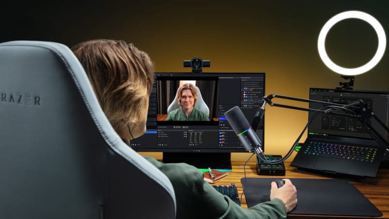 Camera web Razer Kiyo V2 Pro adaugă 4K 60FPS și Auto-Framing 2 Cameră web Razer Kiyo V2 Pro montată pe un monitor care arată obiectivul cu unghi larg și obturatorul de confidențialitate