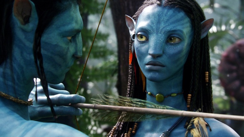 Neytiri îl învață pe Jake Sully cum să tragă un arc și săgeți în Avatar