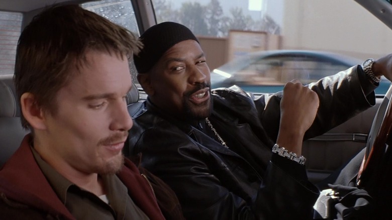 Detectivul Alonzo Harris din Denzel Washington stă alături de Jake Hoyt din Ethan Hawke în ziua antrenamentului